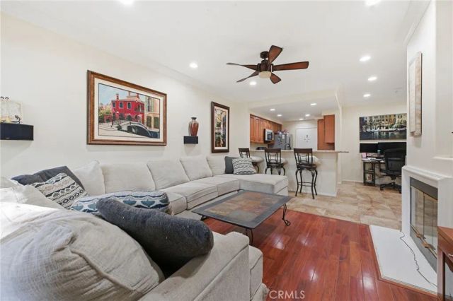 902 Solvay Aisle, Irvine, CA 92606