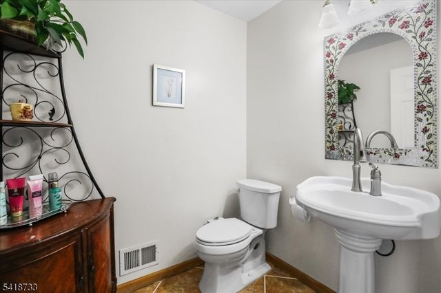 34 Gate Ln, Old Bridge Twp., NJ 08857