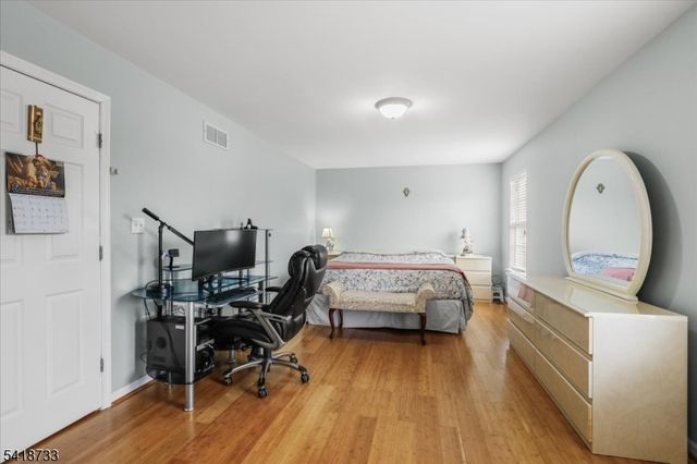 34 Gate Ln, Old Bridge Twp., NJ 08857