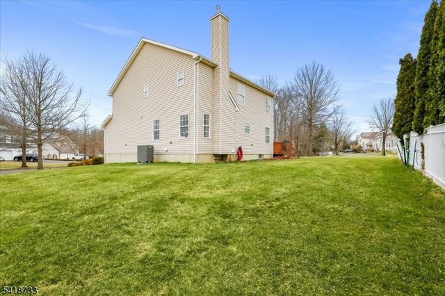 34 Gate Ln, Old Bridge Twp., NJ 08857