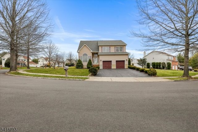 34 Gate Ln, Old Bridge Twp., NJ 08857