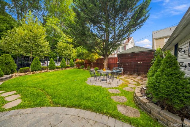 8401 104th Street, Richmond Hill, NY 11418