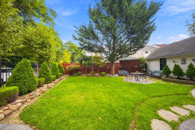 8401 104th Street, Richmond Hill, NY 11418