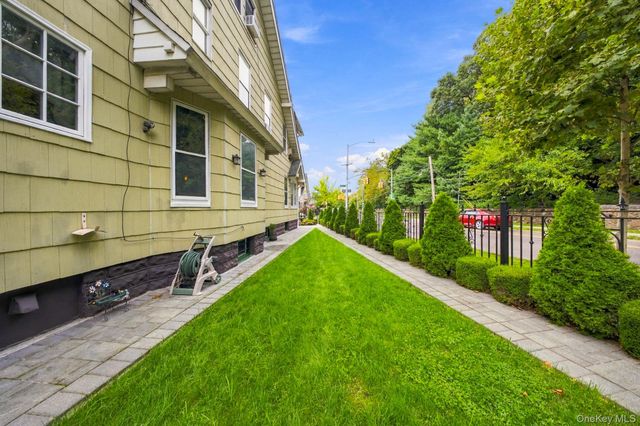 8401 104th Street, Richmond Hill, NY 11418