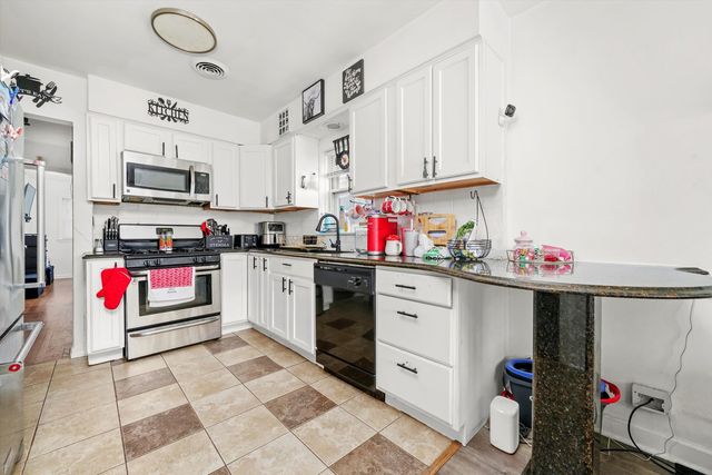 4943 W Melrose Street, Chicago, IL 60641