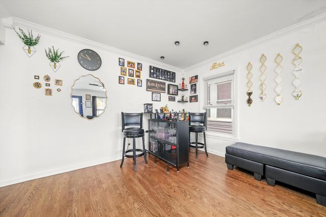 4943 W Melrose Street, Chicago, IL 60641
