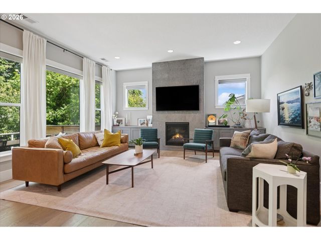 233 S VERMONT St, Portland, OR 97219