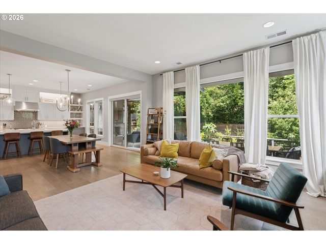 233 S VERMONT St, Portland, OR 97219