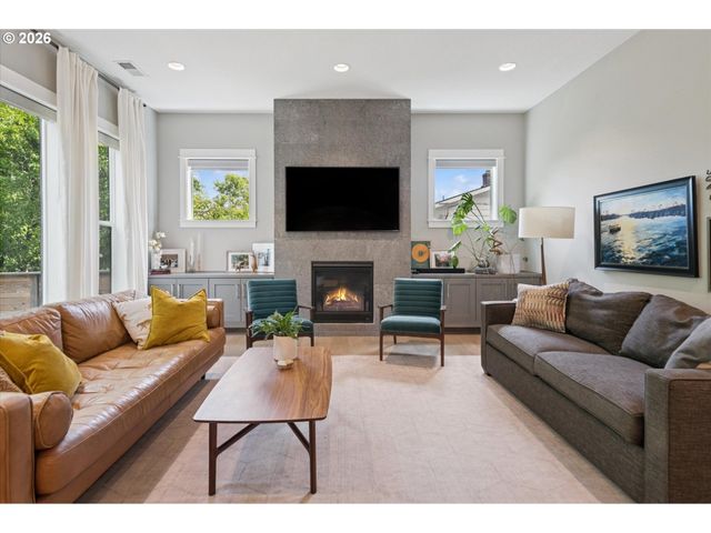 233 S VERMONT St, Portland, OR 97219