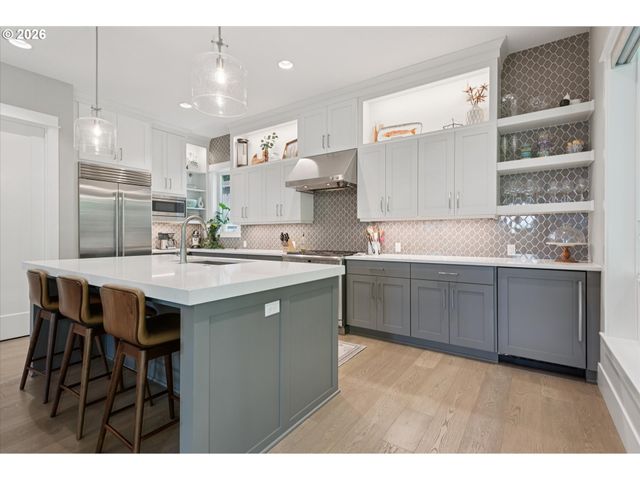 233 S VERMONT St, Portland, OR 97219