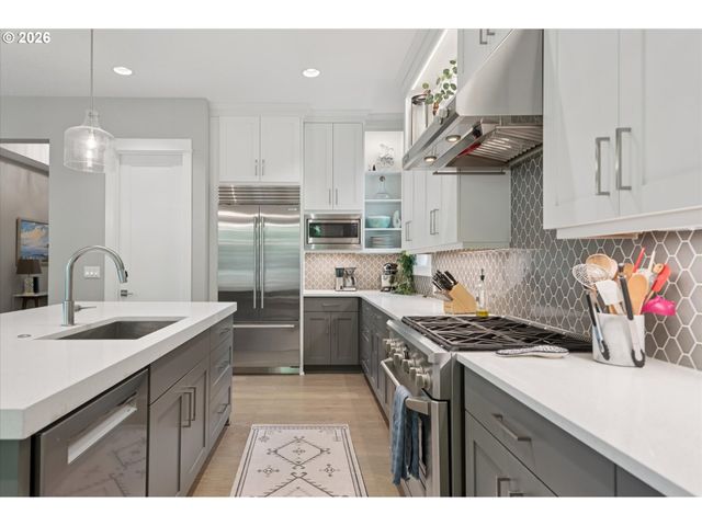 233 S VERMONT St, Portland, OR 97219
