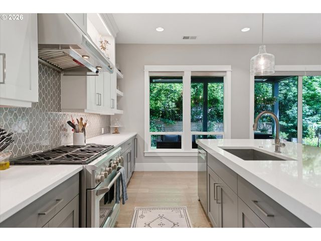 233 S VERMONT St, Portland, OR 97219