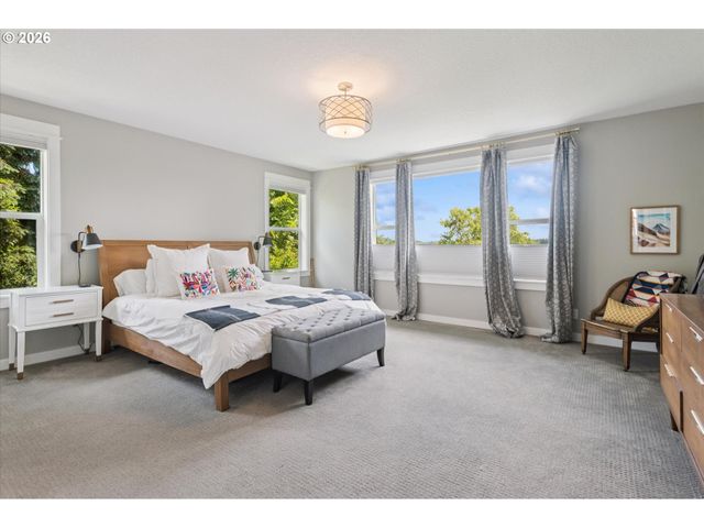 233 S VERMONT St, Portland, OR 97219