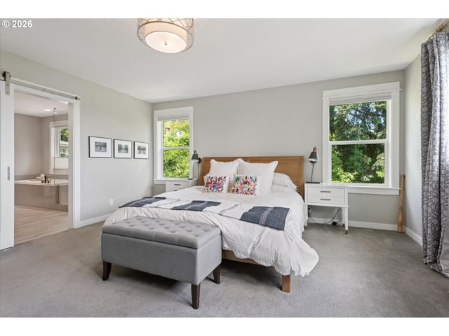 233 S VERMONT St, Portland, OR 97219