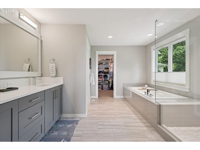 233 S VERMONT St, Portland, OR 97219