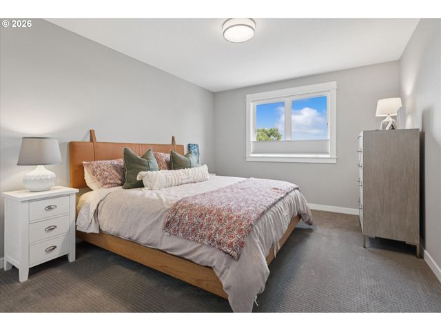 233 S VERMONT St, Portland, OR 97219