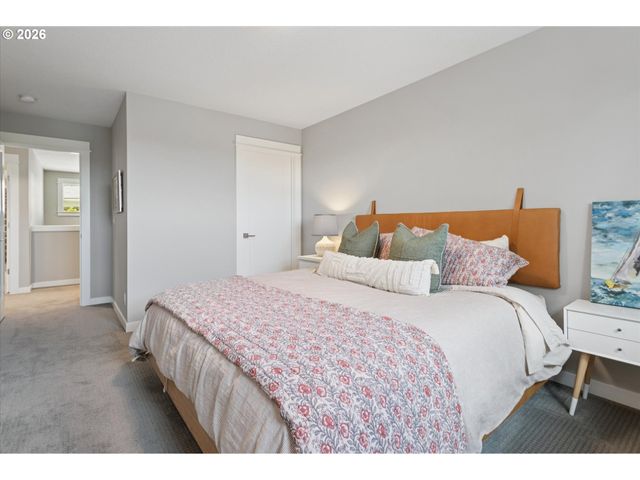 233 S VERMONT St, Portland, OR 97219