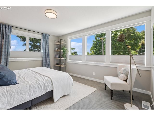 233 S VERMONT St, Portland, OR 97219