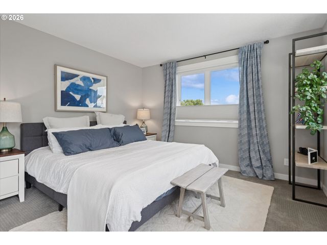 233 S VERMONT St, Portland, OR 97219