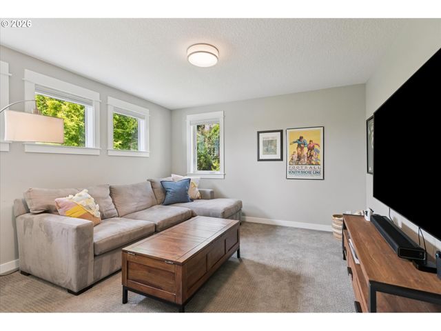 233 S VERMONT St, Portland, OR 97219