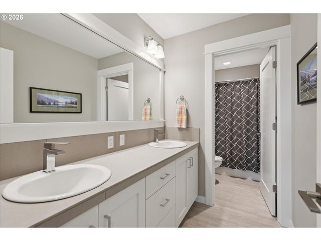 233 S VERMONT St, Portland, OR 97219