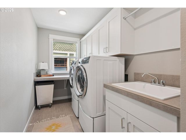 233 S VERMONT St, Portland, OR 97219