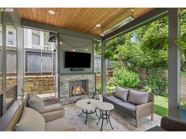 233 S VERMONT St, Portland, OR 97219