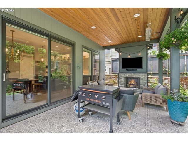 233 S VERMONT St, Portland, OR 97219