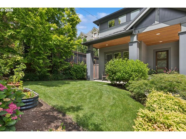 233 S VERMONT St, Portland, OR 97219