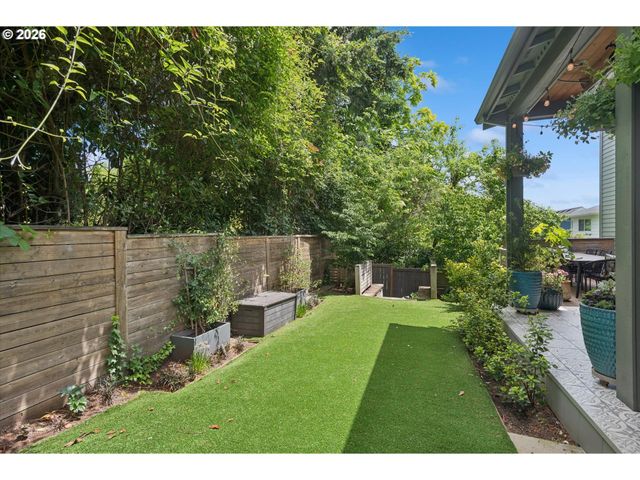 233 S VERMONT St, Portland, OR 97219