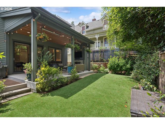233 S VERMONT St, Portland, OR 97219