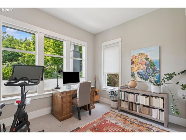 233 S VERMONT St, Portland, OR 97219
