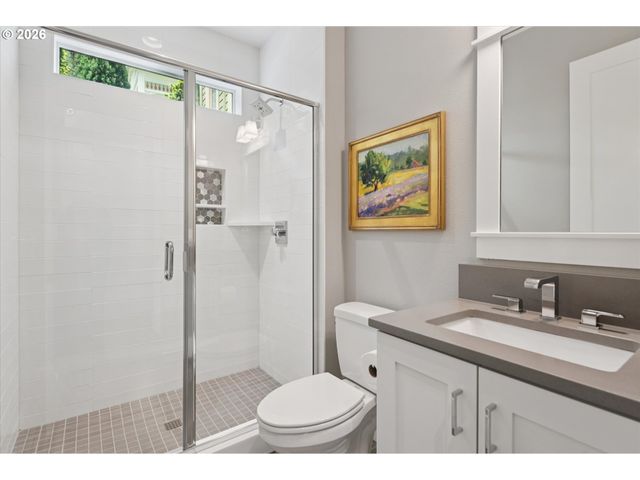 233 S VERMONT St, Portland, OR 97219