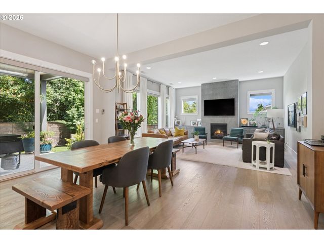 233 S VERMONT St, Portland, OR 97219