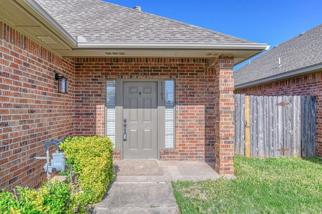 1105 Golden Leaf Drive, Moore, OK 73160
