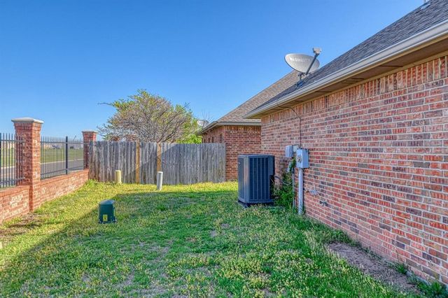 1105 Golden Leaf Drive, Moore, OK 73160