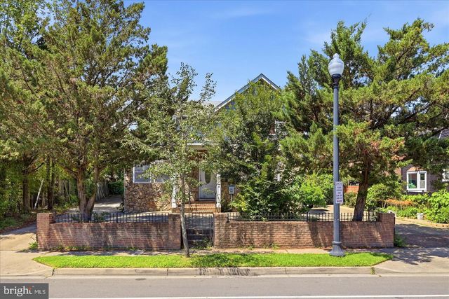 2506 S EADS ST, Arlington, VA 22202
