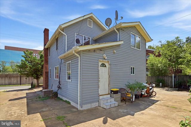 2506 S EADS ST, Arlington, VA 22202