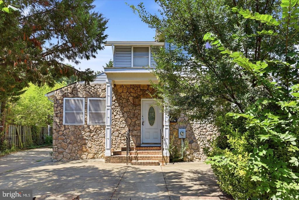 2506 S EADS ST, Arlington, VA 22202