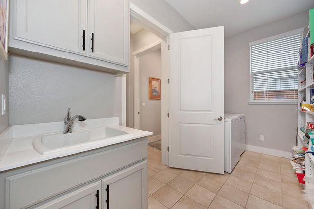 1350 Laurel Dr, Manteca, CA 95336