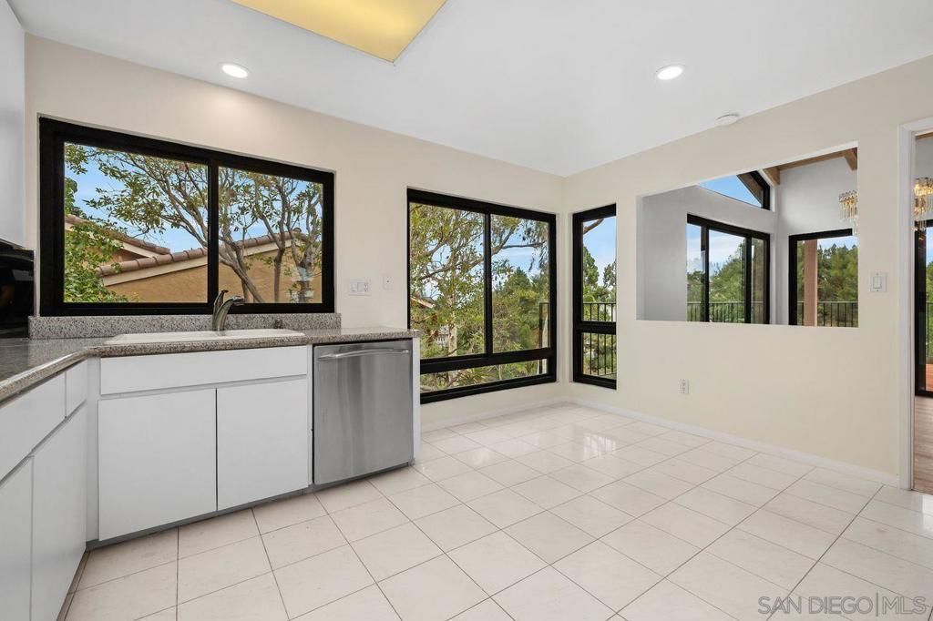 Image 3 of property listing at 2509 Caminito Muirfield, La Jolla, CA 92037