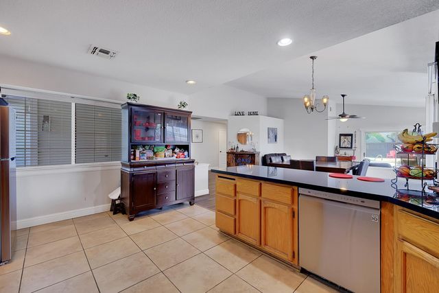1404 Tradewind Dr, Yuba City, CA 95991