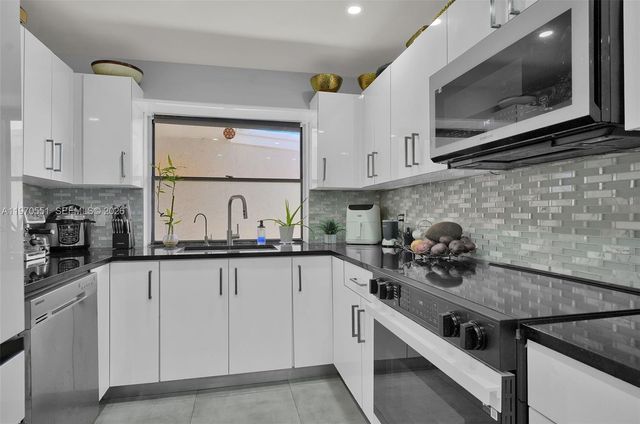 17032 NW 63rd Pl, Hialeah, FL 33015