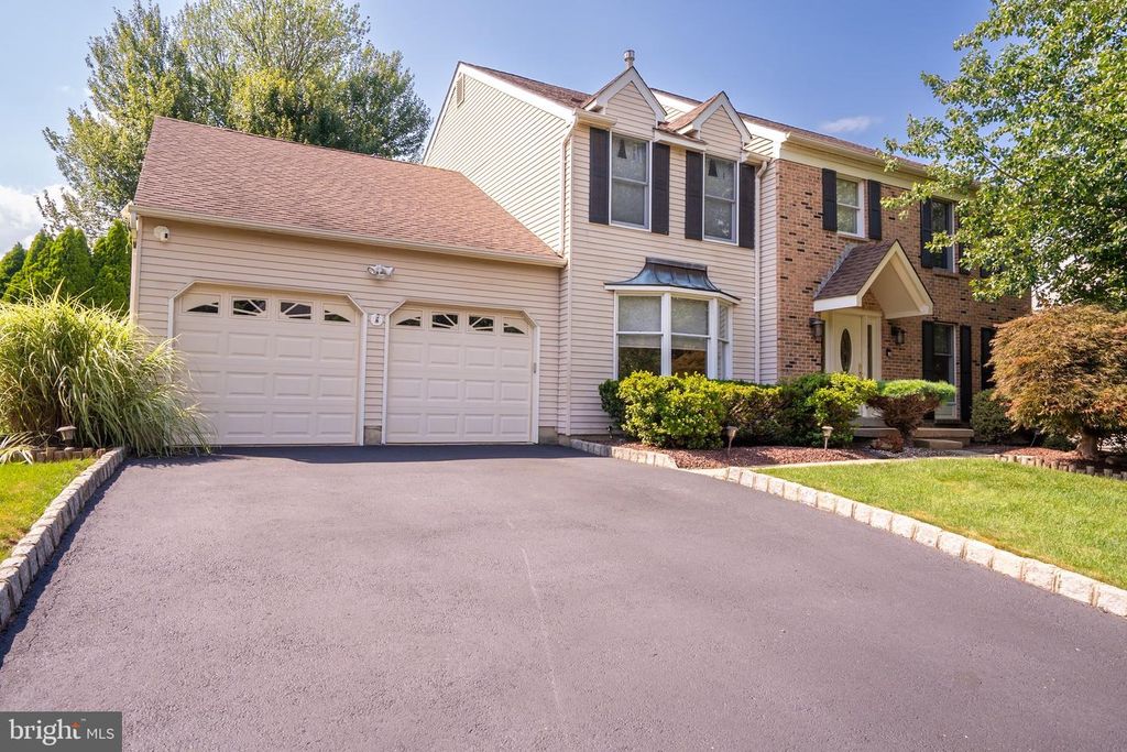 10 GILLIAN DR, Kendall Park, NJ 08824