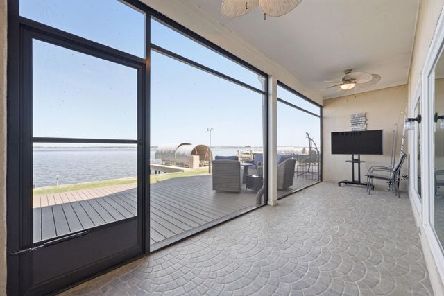 2 Regency Point, Conroe, TX 77356