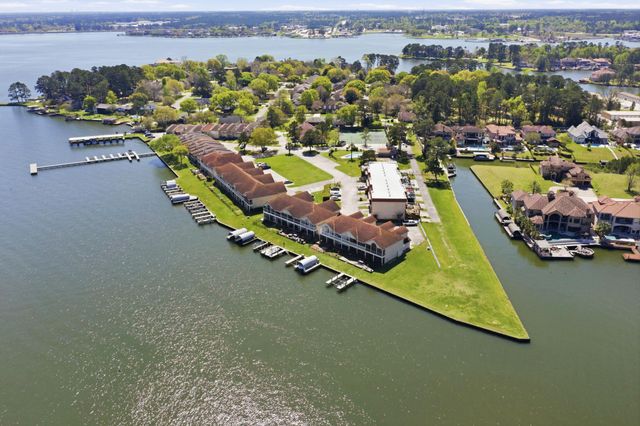 2 Regency Point, Conroe, TX 77356