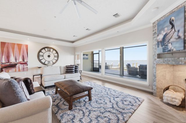 2 Regency Point, Conroe, TX 77356