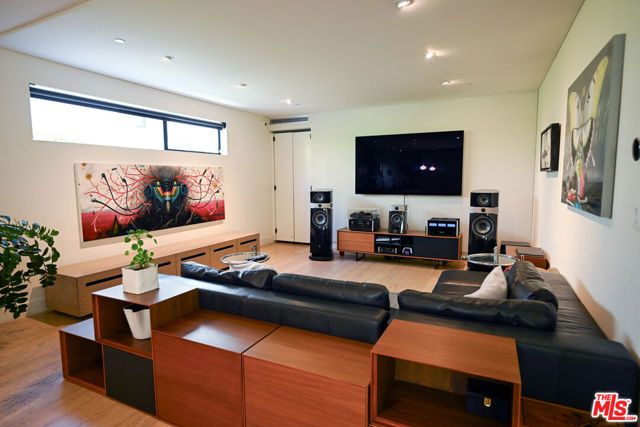 3272 Grand View Boulevard, Los Angeles, CA 90066