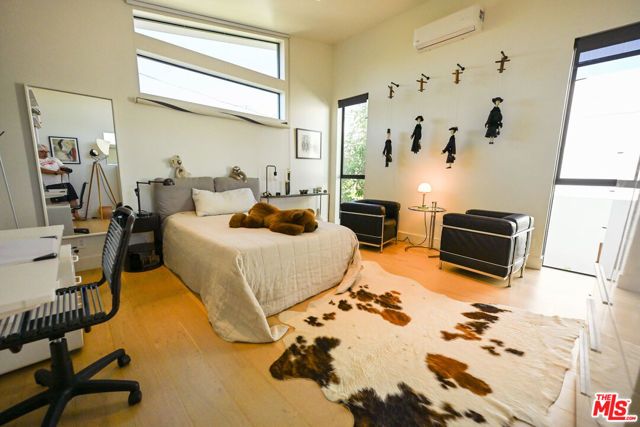 3272 Grand View Boulevard, Los Angeles, CA 90066