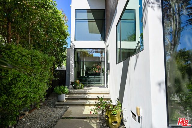 3272 Grand View Boulevard, Los Angeles, CA 90066